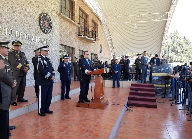 El Presidente Alejandro Giammattei habla ante los medios de comunicación en una rueda de prensa en el cuartel Mariscal Zavala. (Foto: El Periódico)