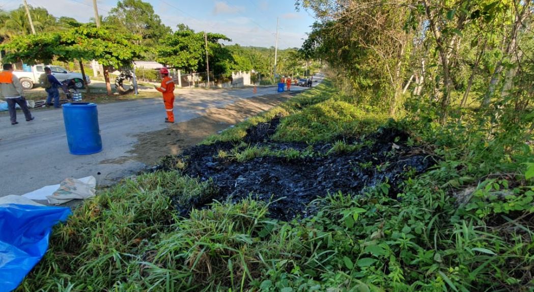 Vecinos de aldea El Rancho, Sayaxché, alertaron de un derrame de petróleo a 12 kilómetros de la cabecera municipal, ruta a Flores. (Foto: Anastasio Oxom Rax))