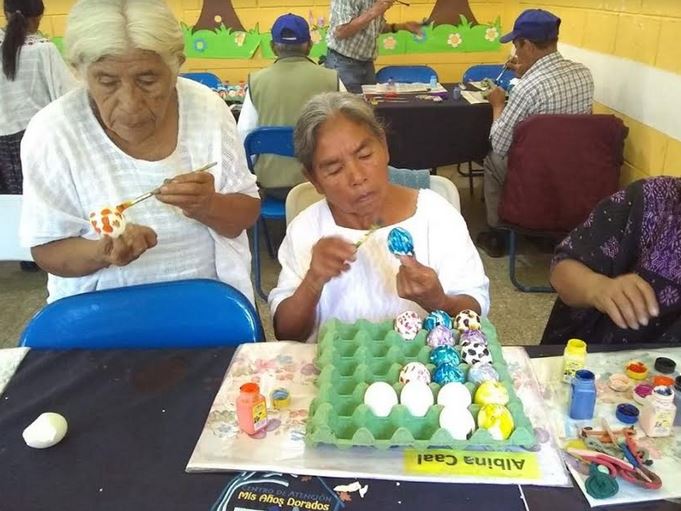 Los cascarones y la pica pica servirán para que los abuelitos recauden fondos para sus celebraciones de fechas importantes. (Foto: Años Dorados Cobán)