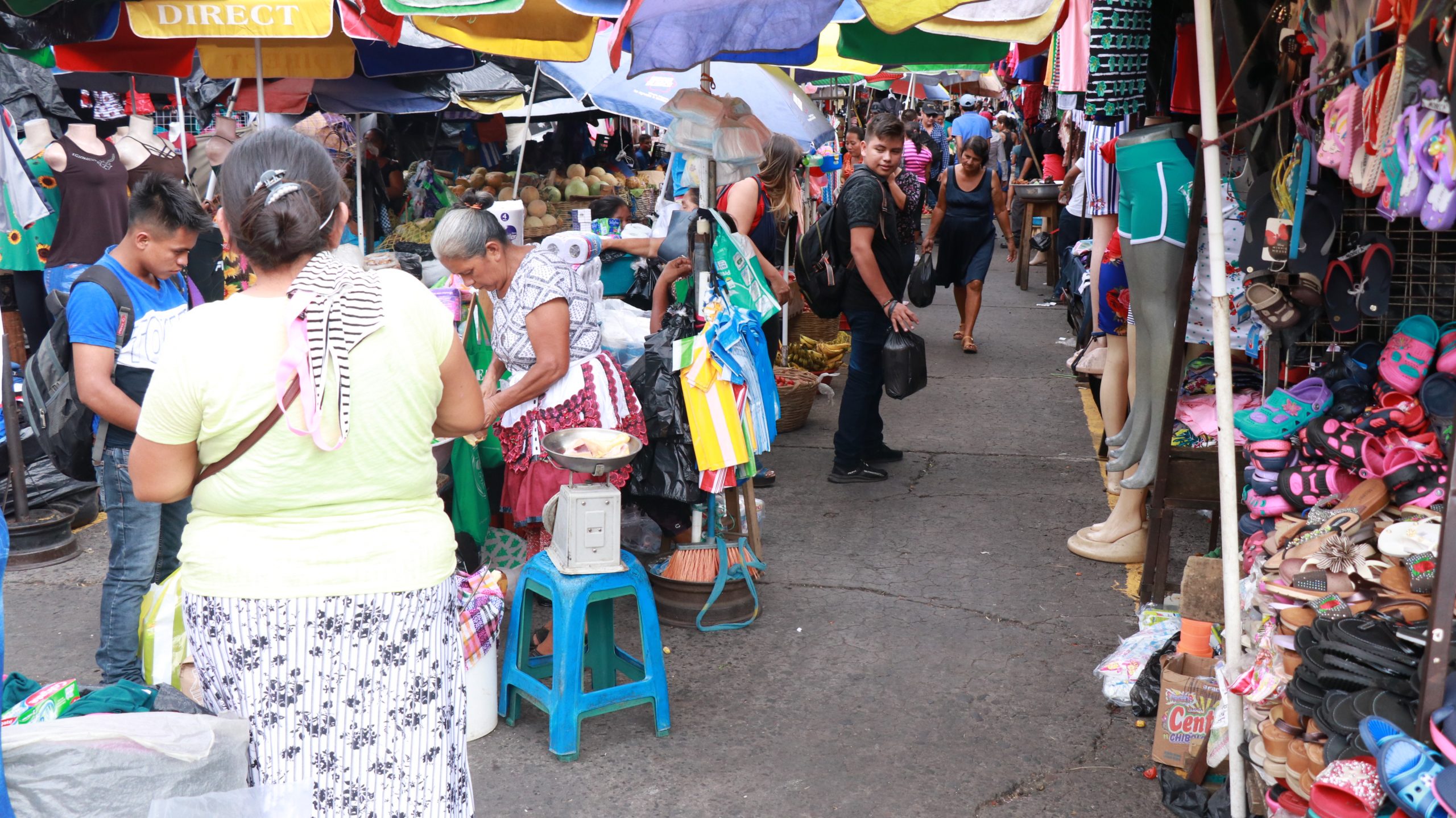 Los comerciantes aseguraron que el coronavirus también los ha afectado. Este martes reportaron una baja en las ventas, en el horario vespertino en Suchitepéquez. (Foto: Cristian Soto)