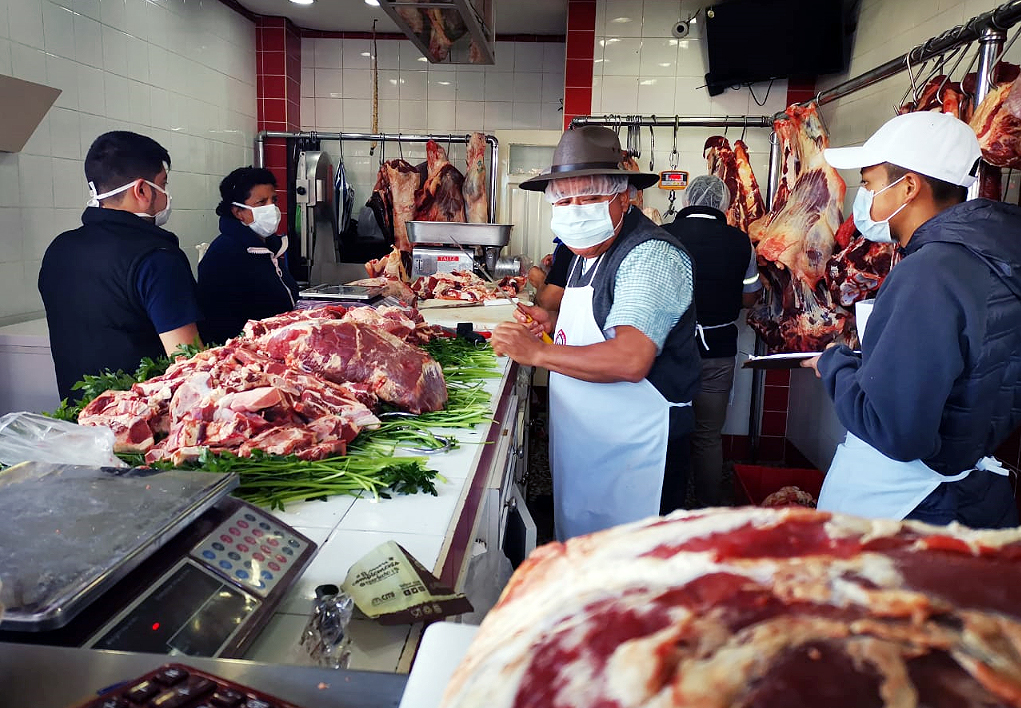 Ángel Gómez, gerente de carnicerías El Taurino y su personal usan mascarillas para atender a sus clientes. (Foto: Carlos Ventura)