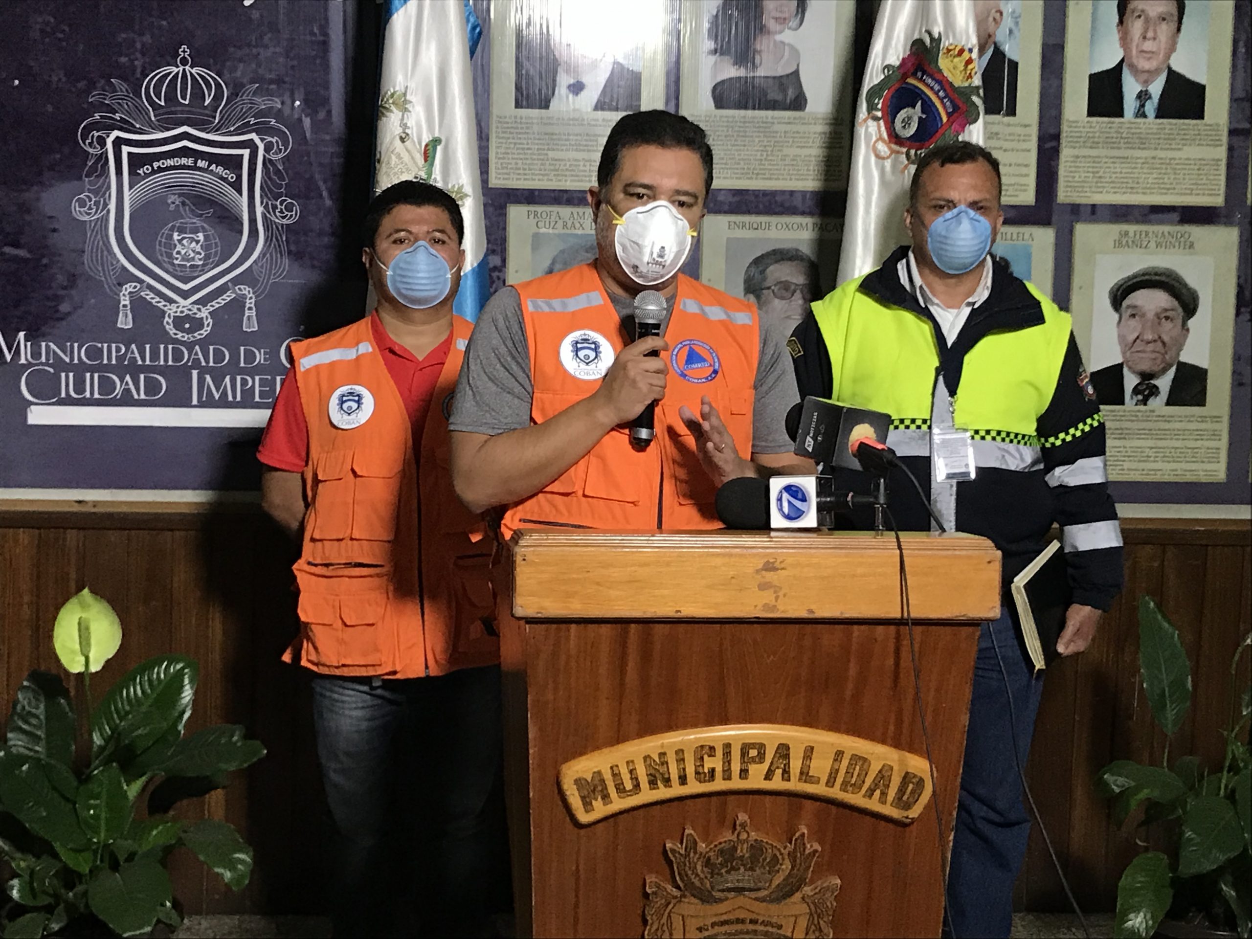 El alcalde de Cobán, Leonel Chacón Barrios, habla durante la conferencia de prensa en la que dio a conocer que la Municipalidad no puede dejar de atender los servicios básicos de la población. (Foto: Eduardo Sam)