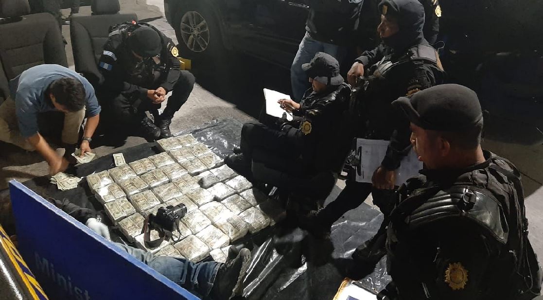 Autoridades de la PNC hacen el conteo del dinero en San Cristóbal Totonicapán. (Foto: PNC)