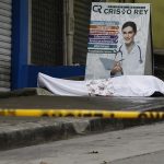 La fotografía muestra un cadáver abandonado a las afueras de un centro médico, este miércoles en el sector la Casuarina, Guayaquil. (Foto: EFE)