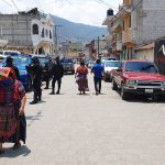 Los periodistas fueron agredidos en Almolonga, Quetzaltenango, por vecinos y vendedores que manifestaban contra las medidas gubernamentales y pedían que abrieran el mercado. (Foto: PNC)