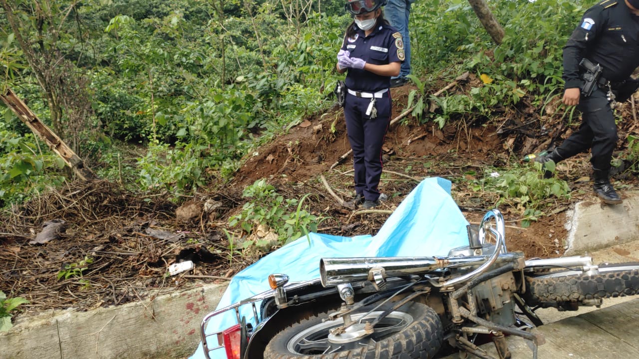 Las autoridades investigan la forma en que ocurrió el accidente entre el camión y la motocicleta que dejó a una persona fallecida. (Foto: BMC de Colomba)