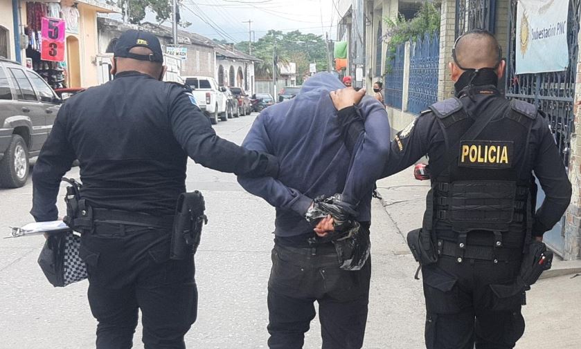 Agentes de la PNC trasladan a Osbin Adonías Yat Leal, presunto asesino de otro hombre en la Colonia El Esfuerzo II, en la zona 12 de Cobán. (Foto; PNC)
