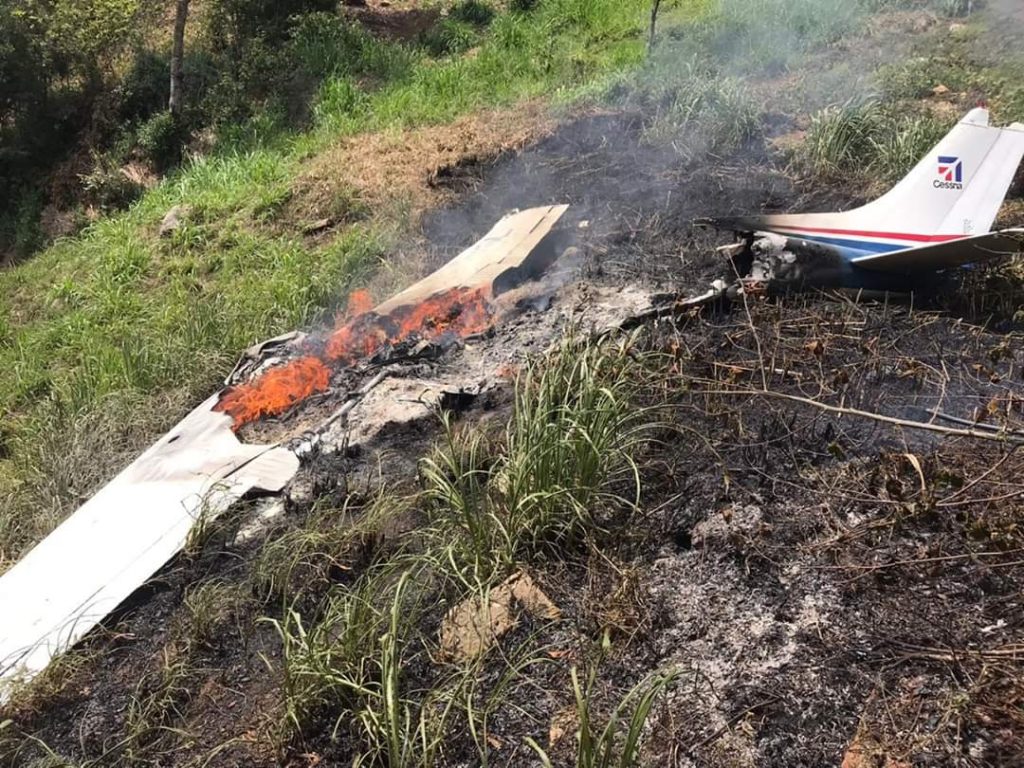Los bomberos trabajaron durante varios minutos para sofocar las llamas en la avioneta. (Foto: Bomberos Voluntarios)