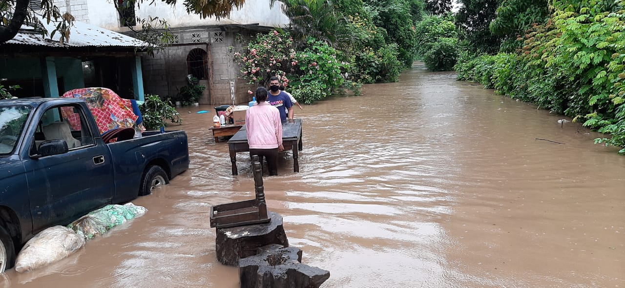 Las constantes lluvias provocadas por Cristóbal inundaron varios sectores y los vecinos debieron ser evacuados en Suchitepéquez. (Foto: Cristian Soto)