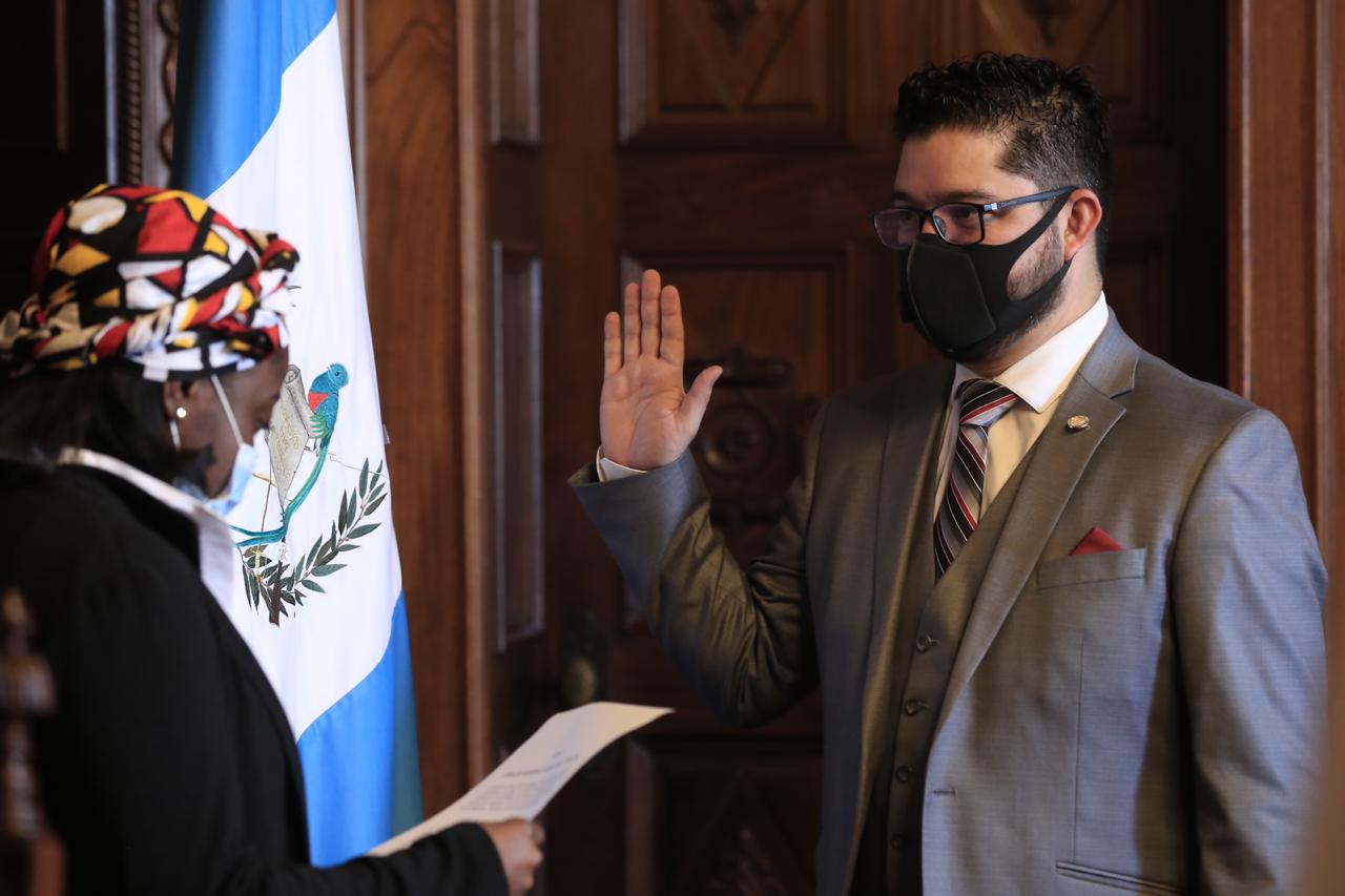 Carlos Sandoval al momento de ser juramentado en el Ministerio de Cultura y Deportes como nuevo Viceministro del Deporte y la Recreación. (Foto: SCSP)