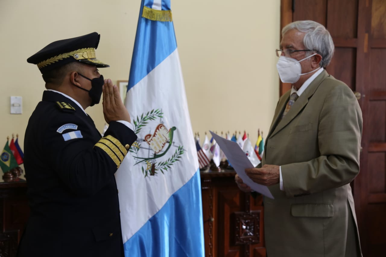 El Ministro de Gobernación Oliverio García Rodas -izquierda-, juramenta a José Antonio Tzubán Gómez, como nuevo director de la PNC. (Foto: Ministerio de Gobernación)