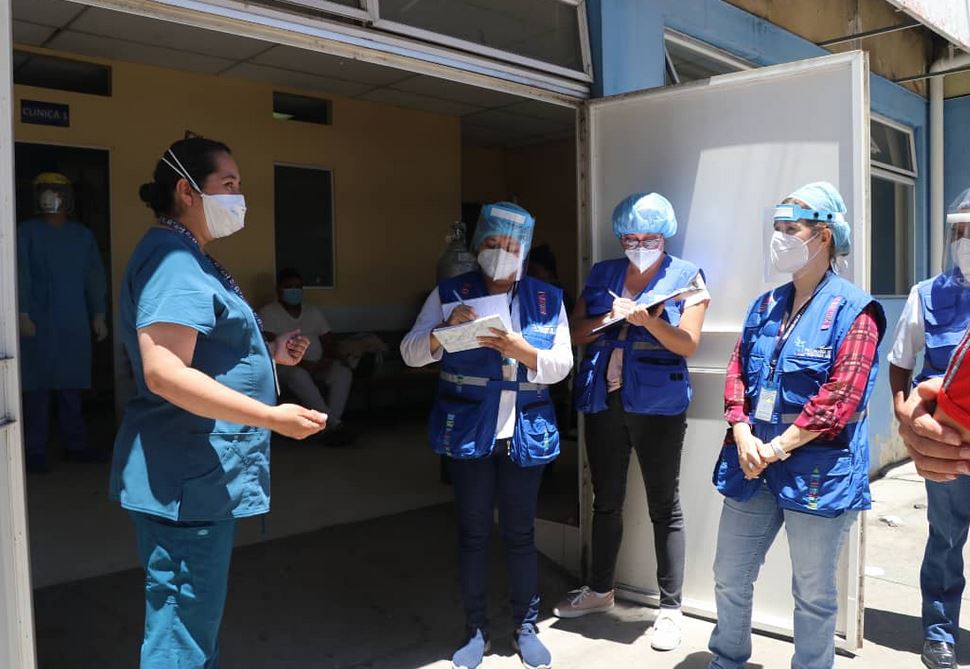 Zulma Calderón, defensora de la salud, realizó junto a otras personas de la PDH, una visita al Hospital Roosevelt. (Foto: PDH)