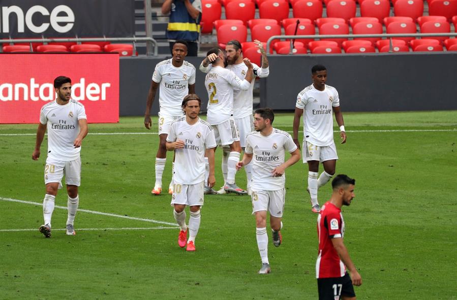 Los jugadores del Real Madrid felicitan a Sergio Ramos luego de anotar el penalti que significó el triunfo frente al Athletic de Bilbao. (Foto: EFE)