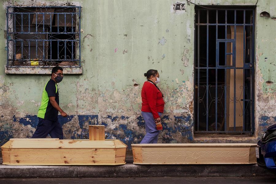 El COVID-19 continúa en alza en Guatemala y las autoridades se preparan para los peores escenarios en el mes de octubre. (Foto: EFE)