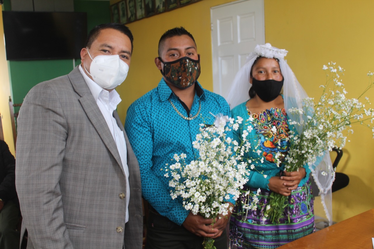 El alcalde de Cabricán, Eleazar López, casó a las hermanas Marcelina y Violeta de apellidos Escalante Ramírez con los hermanos Agustín y Santos de apellidos Ramírez Méndez. (Foto: Carlos Ventura)