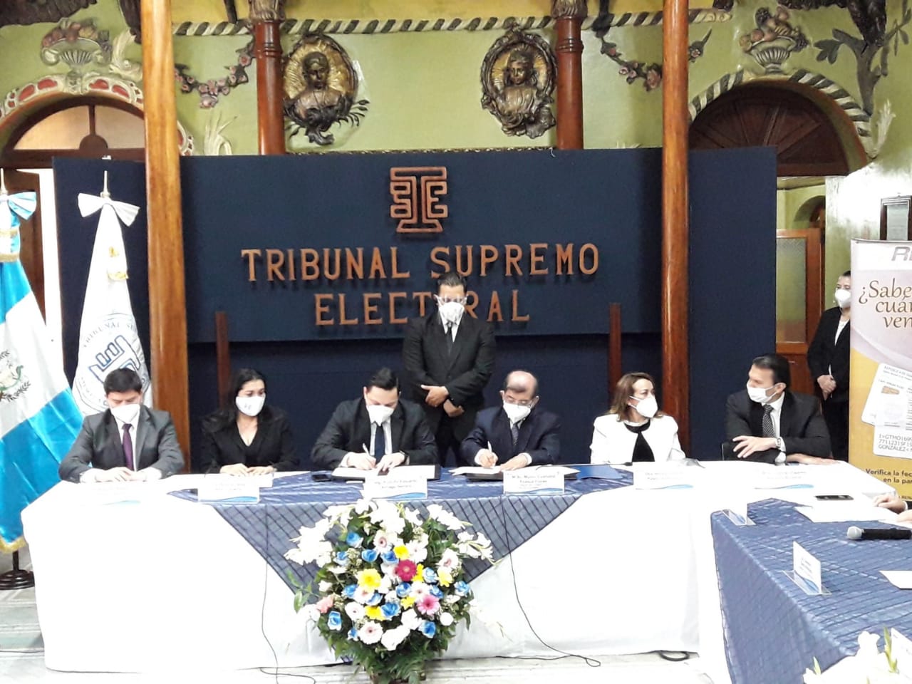 Autoridades del TSE y del RENAP durante la ceremonia de la firma oficial del convenio entre ambas instituciones. (Foto: RENAP)
