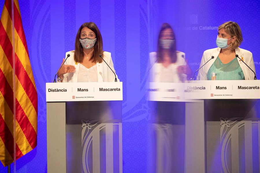 Meritxell Budó -izquierda- junto a la consejera de Salud, Alba Vergés, durante la conferencia de prensa de este viernes en Barcelona, sobre los nuevos brotes de COVID-19. (Foto: EFE)
