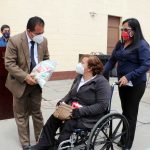 El alcalde de Xela Juan Fernando López, hace entrega de la bolsa de alimentos a una vecina con discapacidad. (Foto: Carlos Ventura)