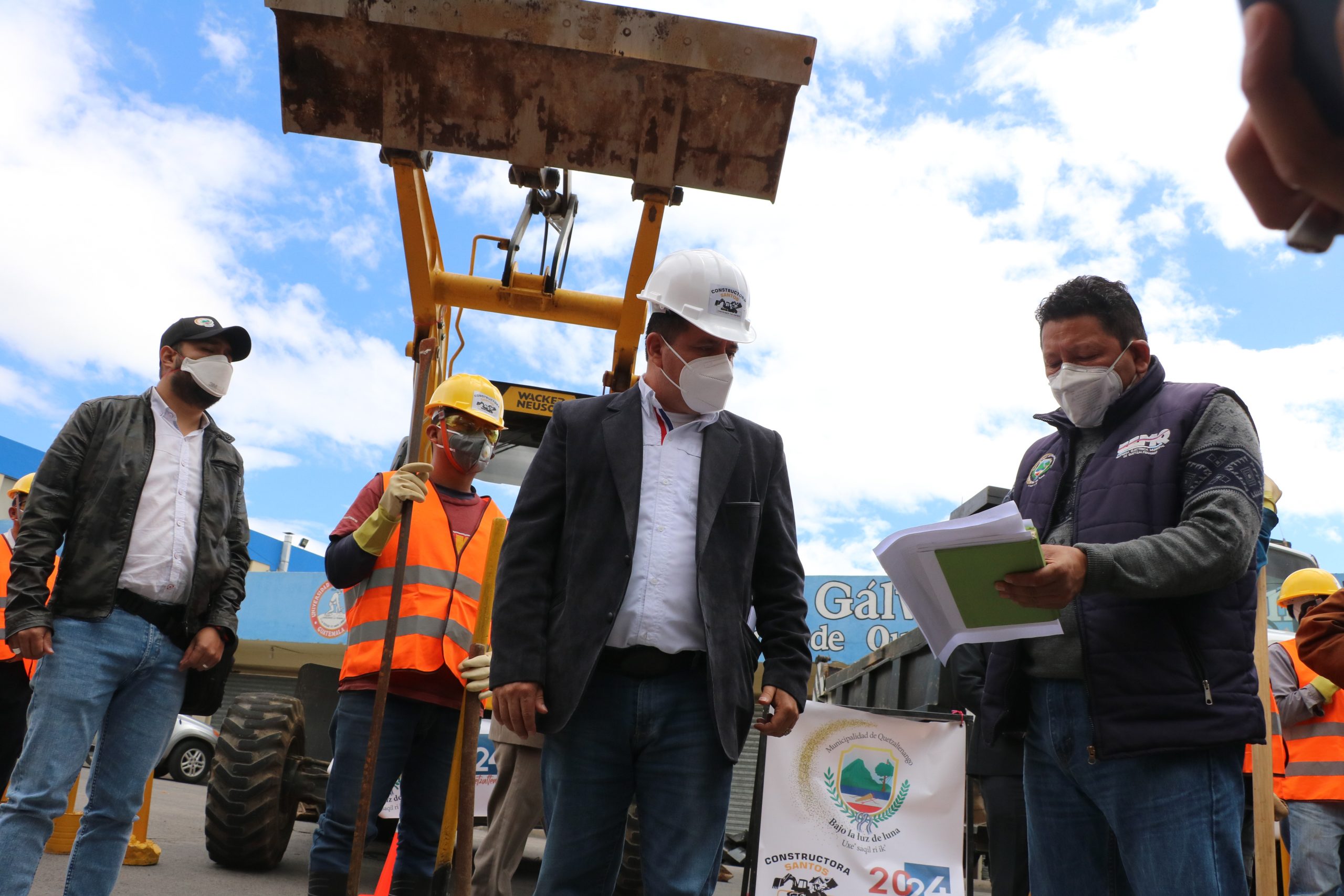 El alcalde Juan Fernando López, dio el banderazo de salida de los trabajos de limpieza de drenajes, alcantarillas entre otros, en la zona 2 de Xela.