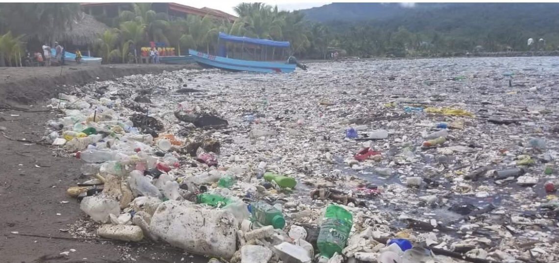 Las autoridades acordaron resolver el problema de la basura que arrastra el río Motagua desde Guatemala hasta Honduras y que afecta al medioabiente y a la salud. (Foto: 11Noticias Honduras)