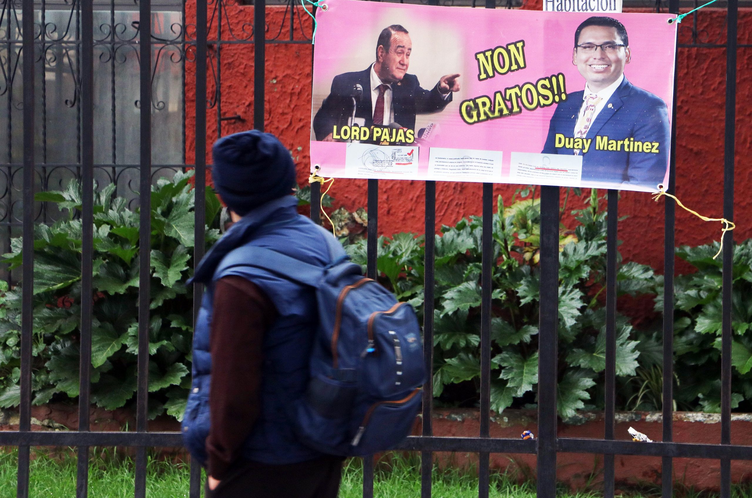 Este lunes aparecieron mantas colgadas en Quetzaltenango, en contra del Presidente Alejandro Giammattei y contra el diputado Duay Martínez, exigiendo su renuncia por actos de corrupción en el Segundo Registro de la Propiedad. (Foto: Carlos Ventura)