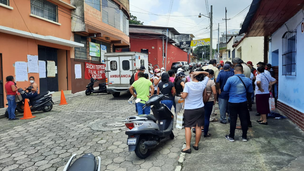 Los salubristas permanecieron por más de cinco horas frente al área de salud de Mazatenango. (Foto: Cristian Soto)