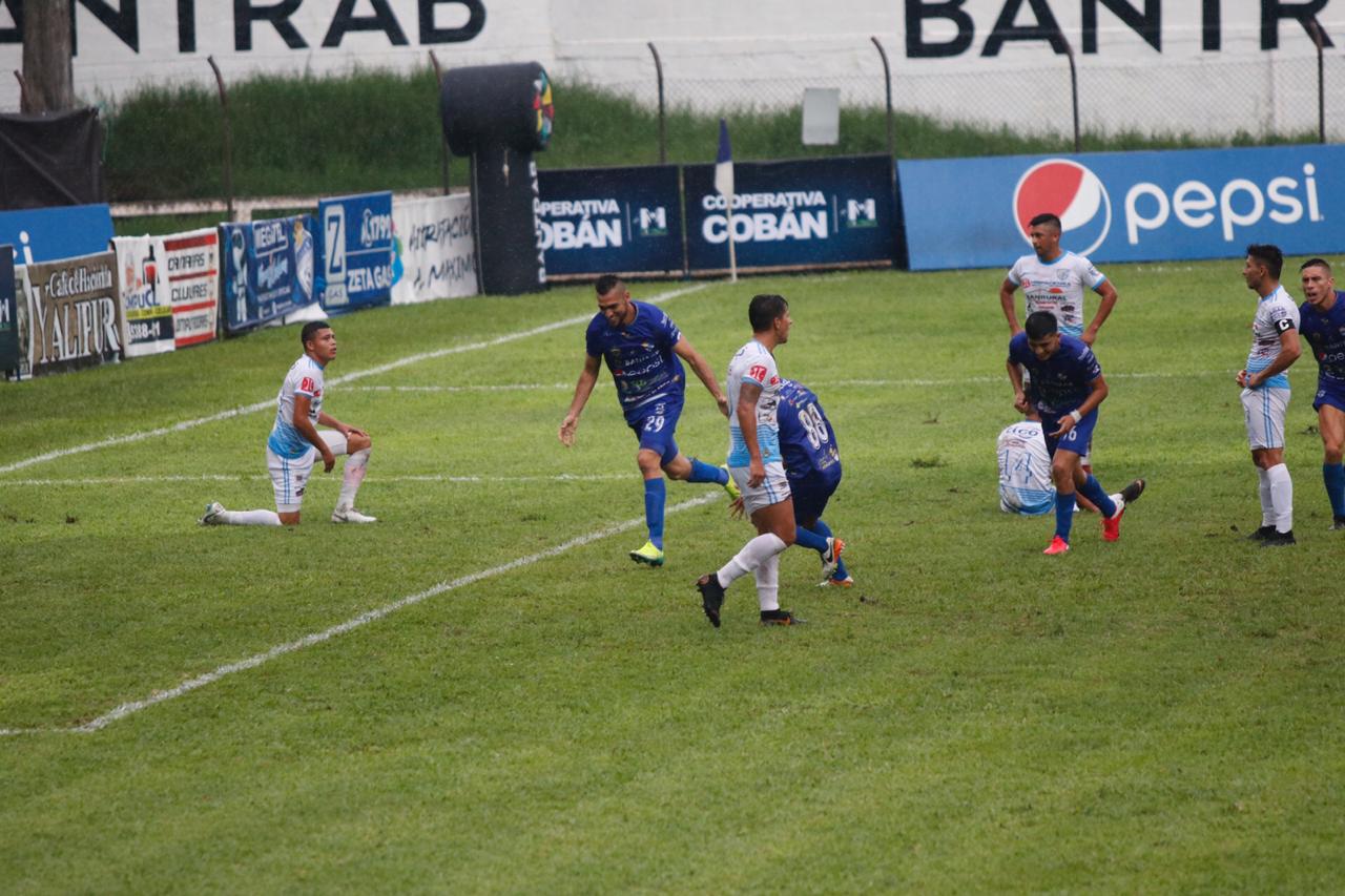Lauro Cazal abre los brazos y celebra el 1-0 para Cobán Imperial, a los 65 minutos del partido. El paraguayo llegó a cuatro tantos en el torneo. (Foto: Eduardo Sam)