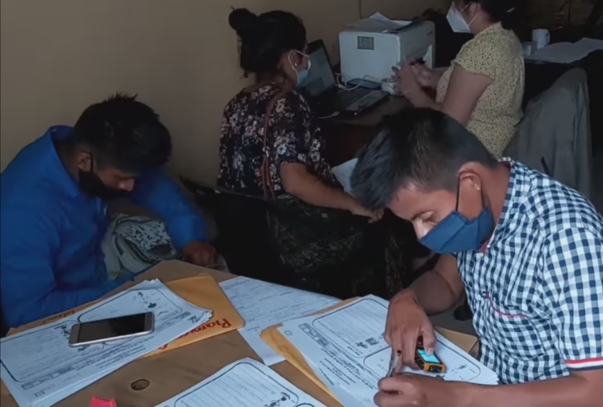 La Oficina Municipal de Alfabetización, CONALFA, en Cobán, Alta Verapaz, concluyó en septiembre sus labores, las cuales relizó durante la pandemia bajo las estrictas medidas sanitarias. (Foto: Eduardo Sam)