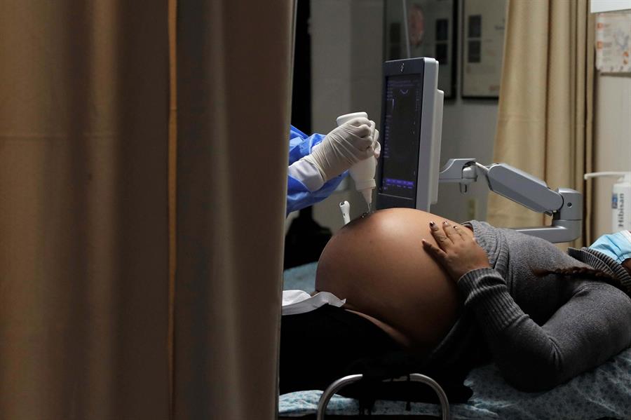 El fuerte aumento de las muertes de mujeres embarazadas por COVID-19 preocupa a las autoridades brasileñas. En medio de un agravamiento de la pandemia han pedido aplazar planes de embarazo y aceleran la vacunación de las futuras madres.