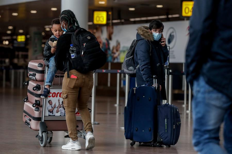 El Tribunal Penal de Bruselas, Bélgica, condenó a un año de prisión a un hombre que intentó salir del aeropuerto de la ciudad con una prueba de PCR falsificada, según la prensa local.