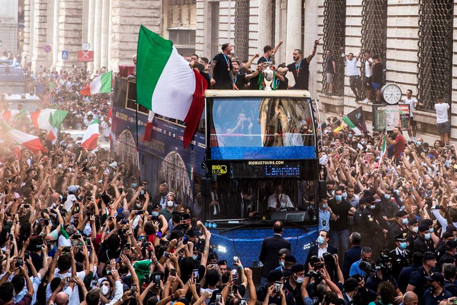 La selección de Italia celebró este lunes su triunfo al recorrer el centro de Roma a bordo de un autobús descubierto; esto ante miles de aficionados que se echaron a la calle para expresar su gratitud.