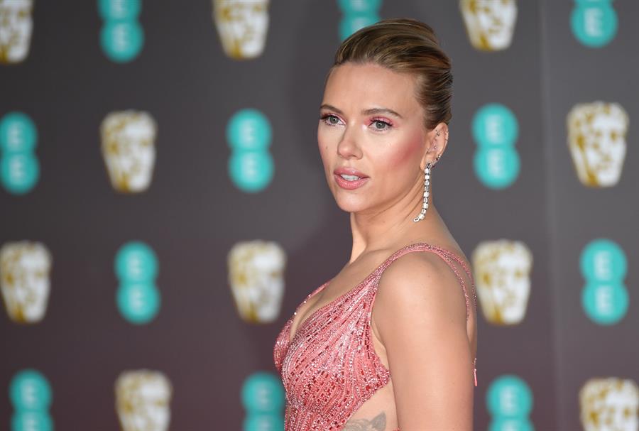 La actriz Scarlett Johansson, protagonista de la última película de Marvel "Black Widow", denunció a Disney por incumplimiento de contrato. Esto debido al lanzamiento simultáneo en cines y en la plataforma digital Disney+ de esta cinta.