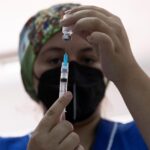 Las autoridades sanitarias de Chile informaron que el 74,3 % de la población objetivo ya ha recibido dos dosis de la vacuna contra el COVID-19. Además, anunciaron que la aprobación de la administración de una tercera dosis se confirmará “a la brevedad”.