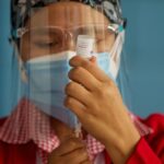 Guatemala llegó a la cifra de 982 mil 296 personas vacunadas completamente -dos dosis- contra el COVID-19. Lo que representa el 6 % de la población del país y uno de los recuentos más bajos del continente; mientras los hospitales se encuentran abarrotados de pacientes graves de la enfermedad.