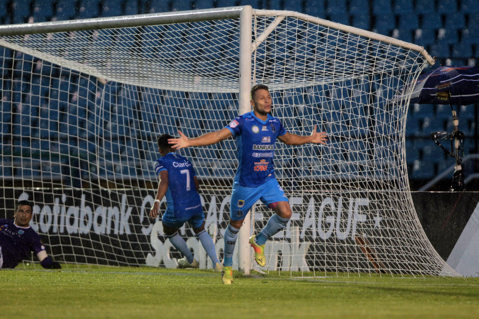 El campeón Santa Lucía FC debutó con un triunfo y goleada 3-0 en la Liga de Concacaf contra el Metropolitan de Puerto Rico. El juego se disputó a puerta cerrada en el Estadio Nacional Doroteo Guamuch Flores.