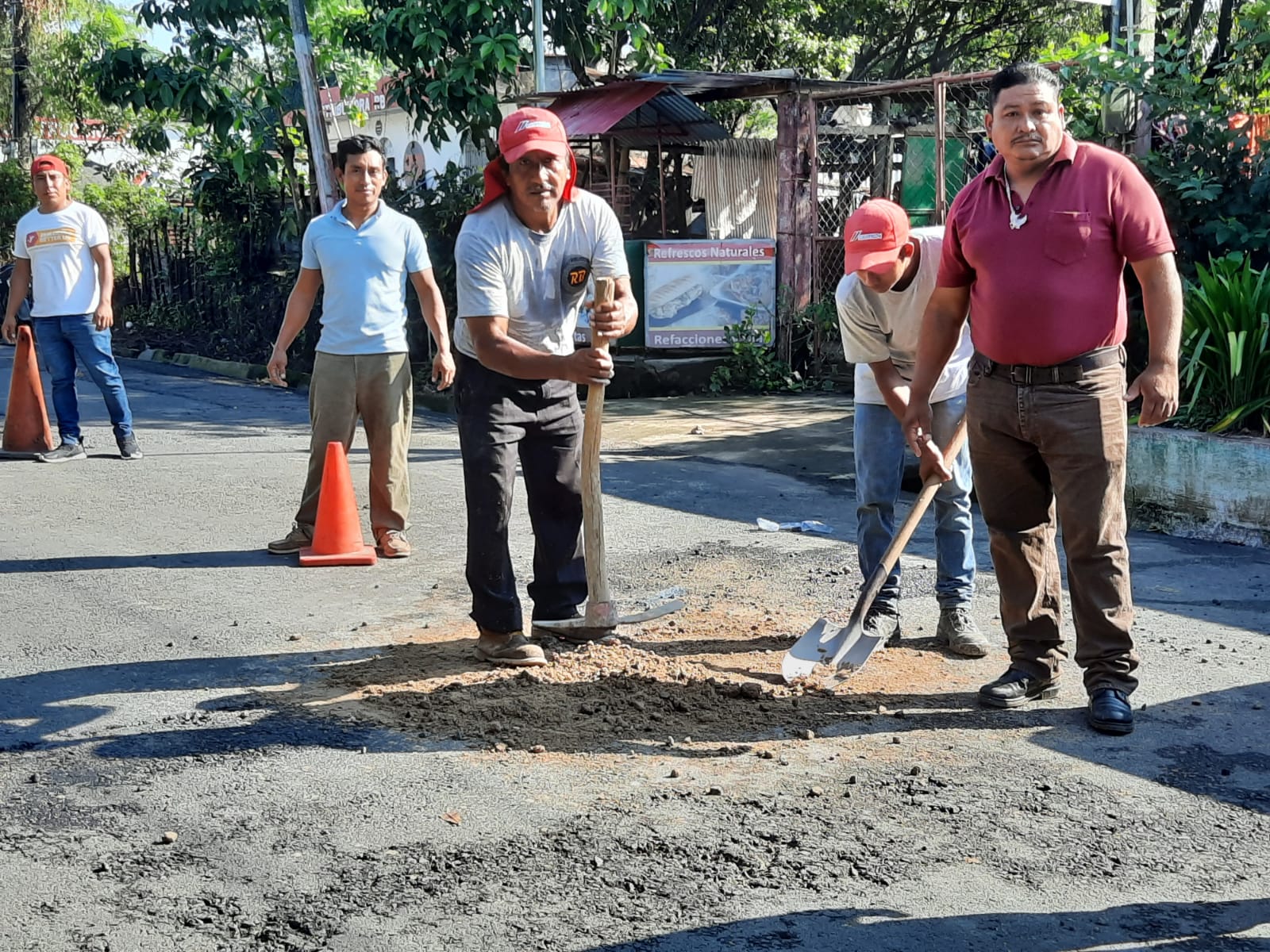 Suchitepéquez: Vecinos reparan carreteras por sus propios medios