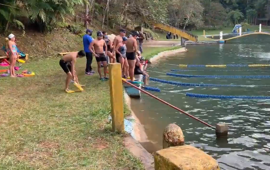 Nadadores se las ingenian para entrenar en Cobán