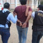 Agentes de la Policía Nacional Civil (PNC) capturaron a dos hombres acusados de asesinato en el barrio El Centro en La Libertad, en Petén.