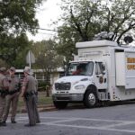 Los 19 niños y 2 maestras muertos en un tiroteo el martes en Uvalde, Texas, EE.UU., se encontraban en una misma clase; fue en la que se atrincheró el atacante y disparó indiscriminadamente contra los presentes, informó este miércoles la Policía.