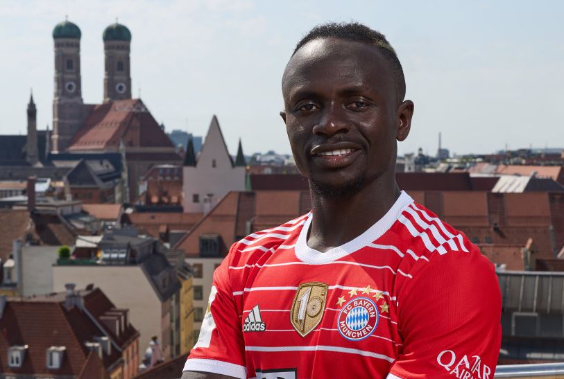 El Bayern Múnich y el Liverpool confirmó oficialmente el traspaso al club alemán del delantero senegalés Sadio Mane; el africano firmó por el campeón germano hasta el 30 de junio de 2025.