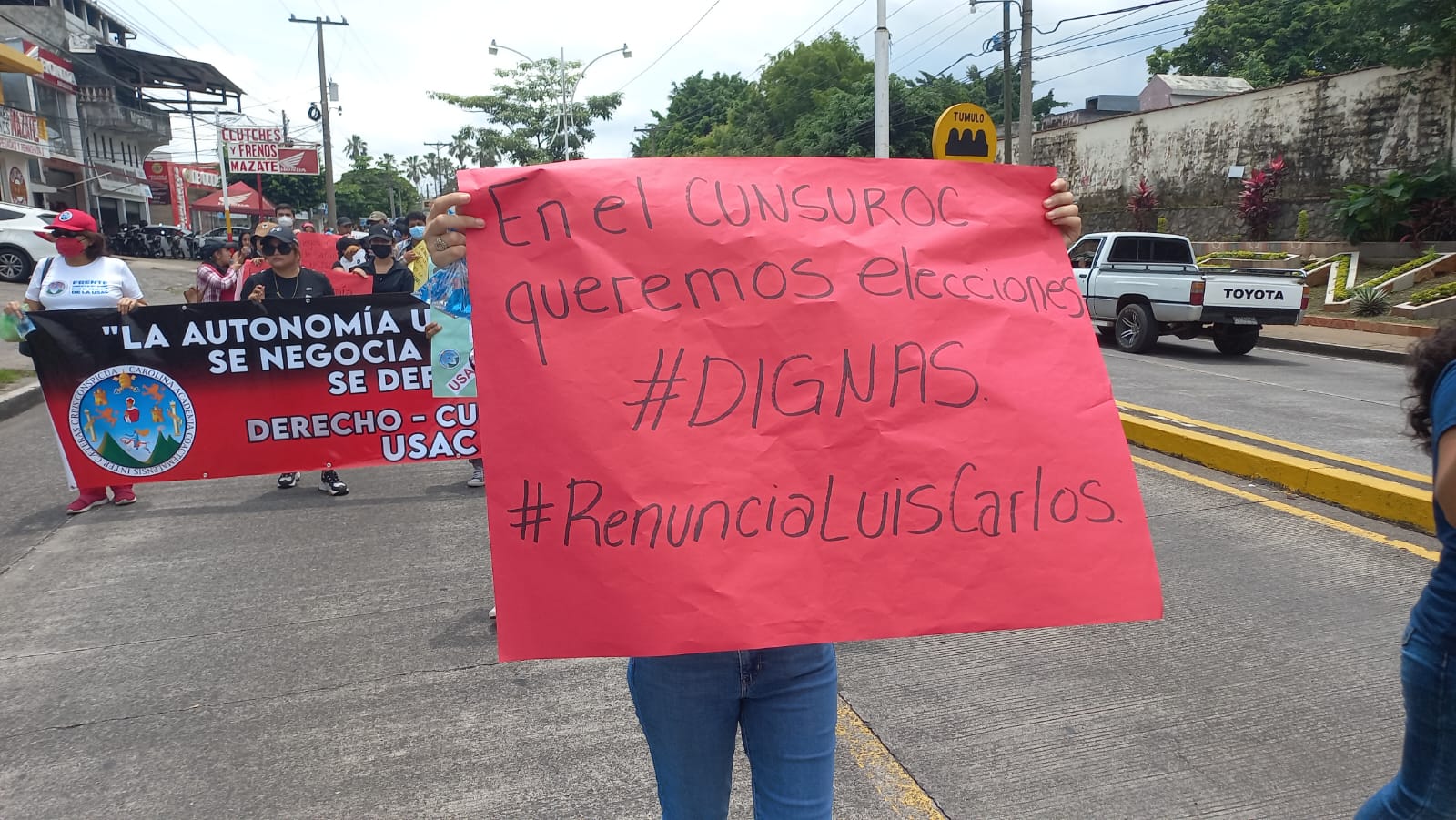 Estudiantes y docentes del CUNSUROC marchan contra Mazariegos en Mazatenango