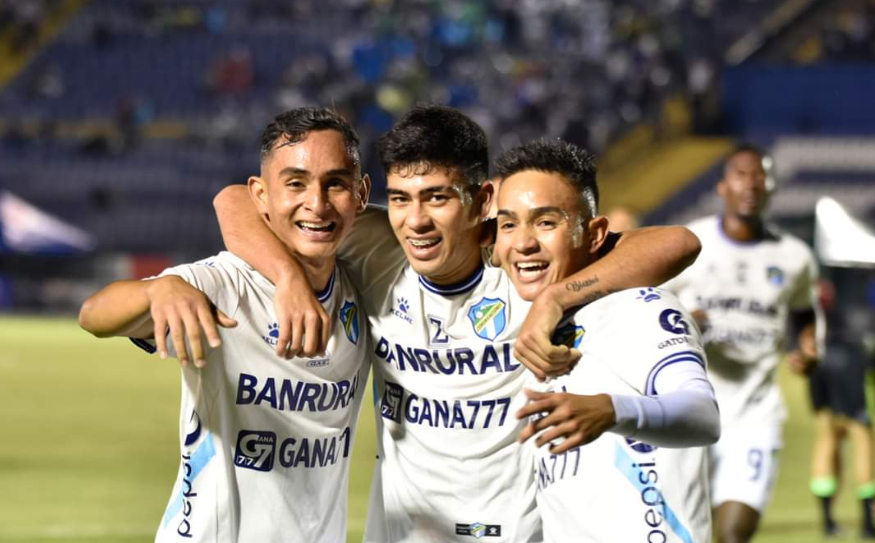 Comunicaciones, dirigido por el entrenador uruguayo Willy Olivera, derrotó por 3-1 a Mixco y escaló al liderato del torneo Apertura del fútbol guatemalteco.