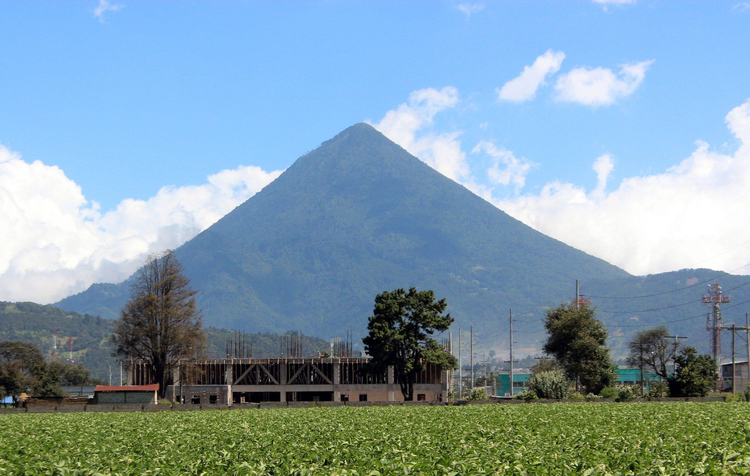 Las autoridades ediles de Xela, establecieron prohibir a turistas escalar y acampar en los volcanes Santiaguito y el volcán Santa María. Esto debido a las bajas temperaturas que se han registrado.