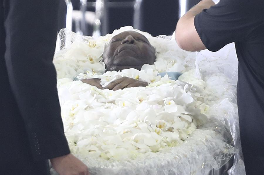 El velatorio de Pelé, fallecido a los 82 años, comenzó este lunes para que los aficionados brasileños rindan homenaje al mítico delantero.