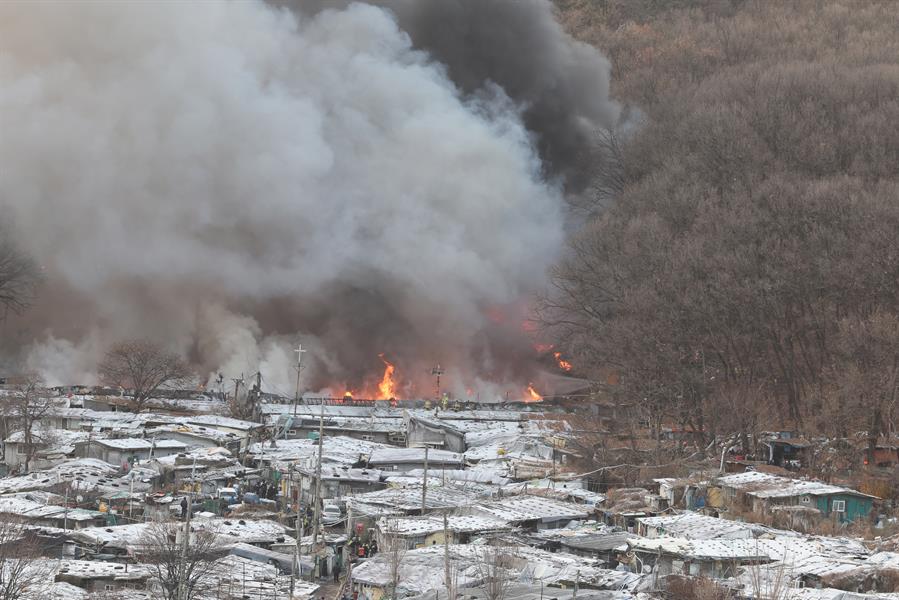 Unas 500 personas fueron evacuadas tras declararse un incendio en el barrio bajo de Guryong, el único que queda en Seúl.