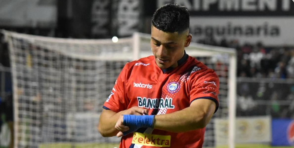 Xelajú MC se convirtió en el nuevo líder del Clausura 2023 tras derrotar a Municipal en el estadio Mario Camposeco con un gol de Darwin Lom.