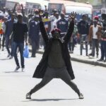 Un estudiante universitario murió en Kenia por disparos de la Policía en las protestas impulsadas por el líder de la oposición, el ex primer ministro Raila Odinga.