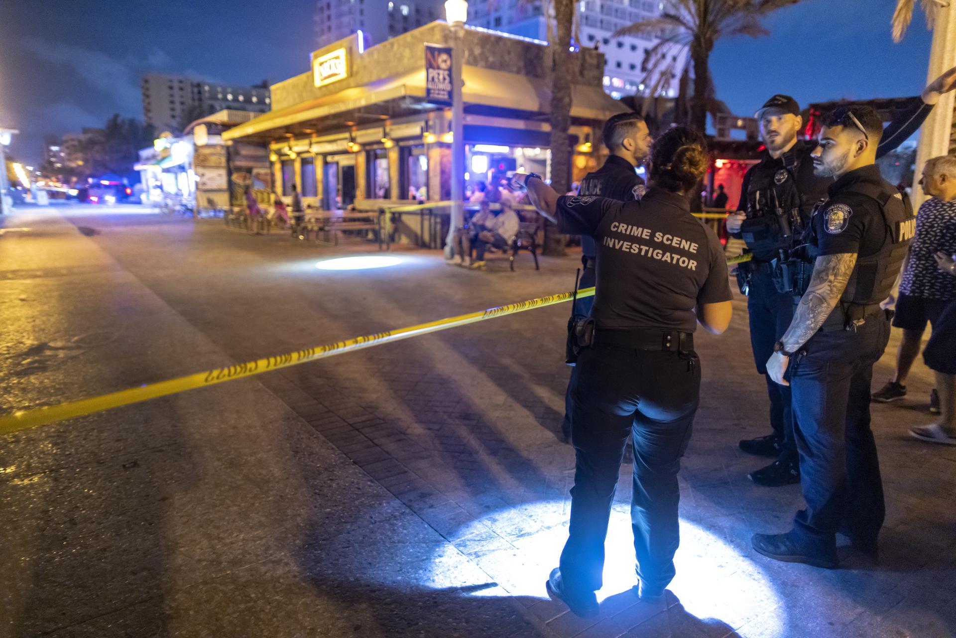Nueve heridos por un enfrentamiento a tiros de dos grupos en un paseo playero en Florida