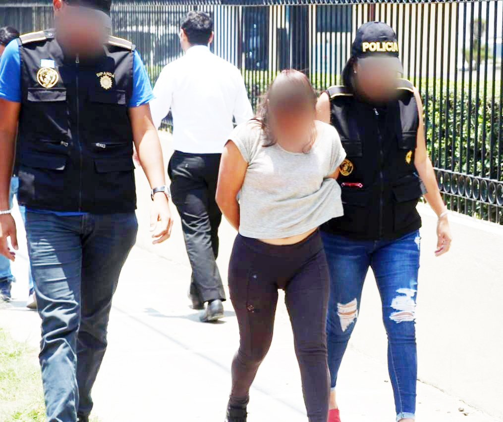 Autoridades capturaron a María Juárez Cotom, de 36 años, por tercera ocasión sindicada por el Ministerio Público (MP) del delito de extorsión de forma continuada. Su detención estuvo a cargo de agentes de la Policía Nacional Civil (PNC) 
