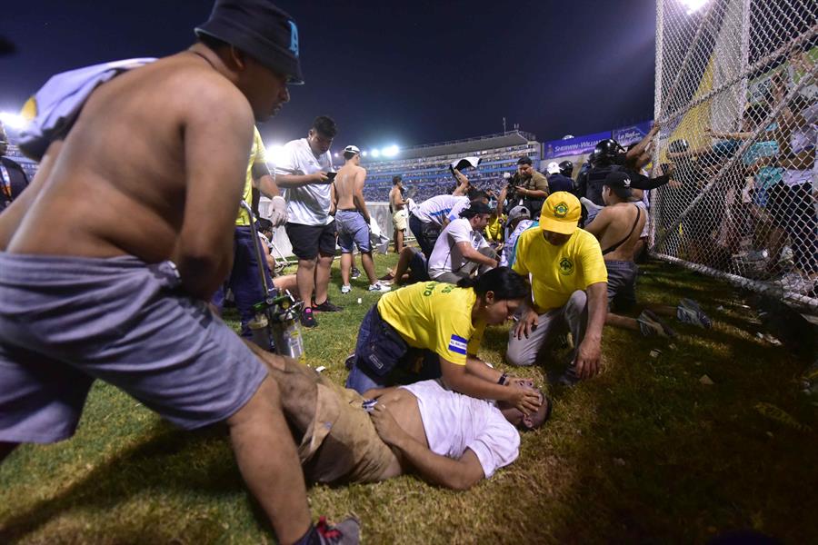 El Salvador sufrió la noche del sábado su mayor tragedia deportiva con la muerte de 12 personas a consecuencia de una estampida en el estadio Cuscatlán. Hasta el momento ha dejado a unas 100 personas heridas.